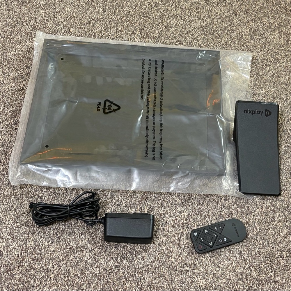 Nixplay 15" Smart Digital Photo Frame - Picture 7 of 11